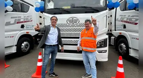 FAW, con el respaldo de San Bartolomé, entrega ocho modernos remolcadores JH6 480 HP GNV para fortalecer el transporte de carga pesada en el Perú