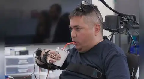 Un hombre con parálisis del cuello para abajo recupera la sensibilidad y movimiento de sus manos gracias a un implante cerebral
