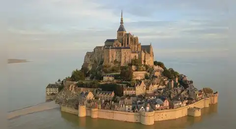 La isla de piedra que desaparece bajo el mar varias veces al año: alberga una iglesia medieval con más de 1300 años de historia