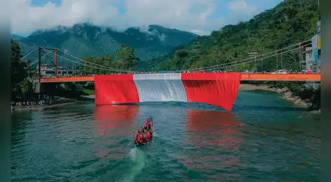 Fiestas Patrias: izan la bandera más grande del Perú sobre el río Huallaga en Tingo María, Huánuco