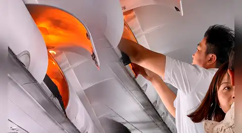 Un cargador portátil se incendia en pleno avión y alarma a pasajeros de China Eastern Airlines: video captó el momento exacto
