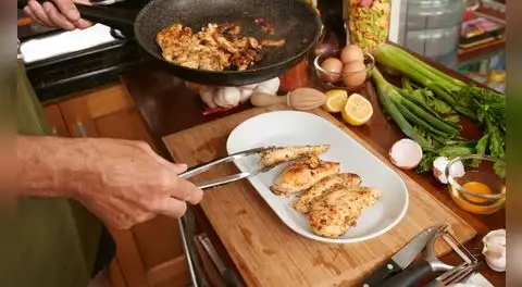 ¿Por qué recomiendan cocinar la pechuga de pollo con vinagre? Este sencillo truco mejora su textura y sabor