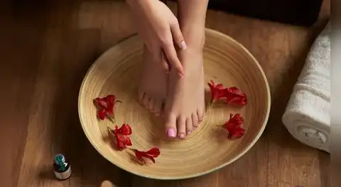 Lavarse los pies con sal y aceite de oliva: por qué algunos expertos recomiendan esta rutina y qué beneficios puede aportar a la piel