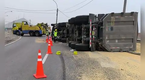Camión volcado en pleno ingreso a la carretera Ramiro Prialé a Huachipa genera intenso tráfico