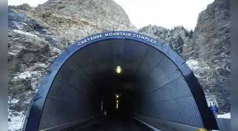 Este búnker está oculto bajo una montaña y fue diseñado para resistir una guerra nuclear: tiene 15 edificios