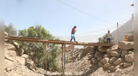 A falta de obras, vecinos arriesgan sus vidas: construyen puentes y muros contra fenómeno El Niño
