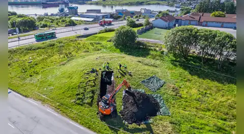 Arqueólogos noruegos reabren un montículo funerario y descubren rastros de un barco vikingo de 15 metros