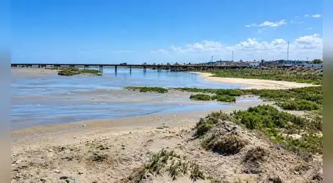 Oleajes de hasta dos metros golpean Pisco: afectan humedales, muelle y estructuras del borde costero