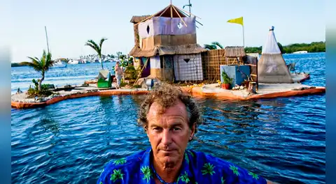 Un hombre construyó una isla flotante para visitantes, pero el Gobierno central la desmanteló: 150.000 botellas de plástico, dos niveles, vegetación, playas artificiales y un horno solar