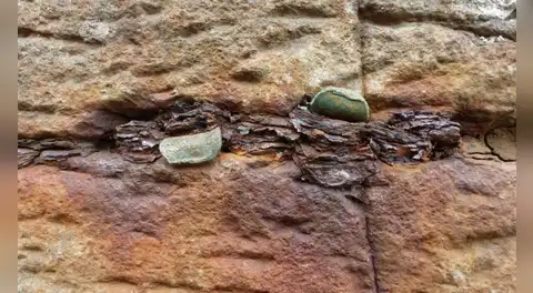 Turistas dejaron durante años miles de monedas por buena suerte en un monumento natural: ahora retiran más de 10.000 para proteger este Patrimonio de la Humanidad