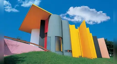 Los 8 edificios más coloridos del mundo que sorprenden por su arquitectura y convierten ciudades enteras en auténticas obras de arte