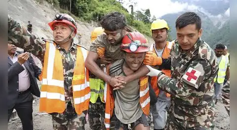 Rescatan con vida a 2 obreros atrapados en un túnel de Nepal tras el devastador deslave en el Himalaya