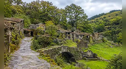 Regalan una aldea en España con 12 casas y una finca de 15.000 m²: qué requisitos se deben cumplir para obtenerla gratis