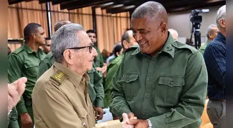 Raúl Castro reaparece en un acto militar tras rumores sobre su salud y alerta sobre la crisis que vive Cuba