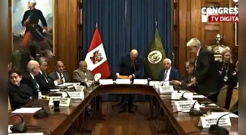 Ministro Astudillo lanza lisura en plena Comisión de Defensa: "Cómo hago para leer todo esto"