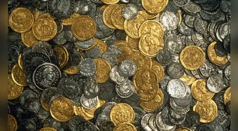 Un granjero perdió su martillo en el campo y fue a buscarlo con un detector de metales: en su lugar encontró 15.000 monedas romanas, joyas de oro y vajilla de plata