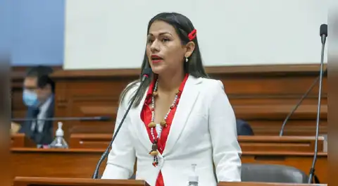 Silvana Robles enfrenta a ministro de Educación por cambios en currículo: “Prevenir la violencia sexual no es ideología”