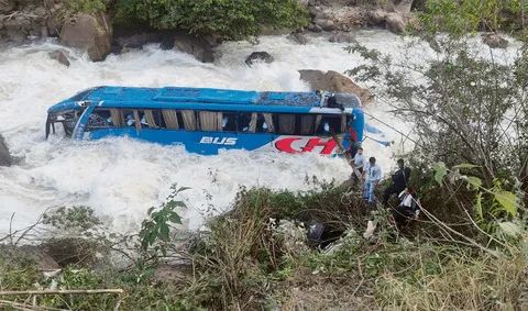Once heridos y un policía desaparecido deja otra caída de bus en Amazonas