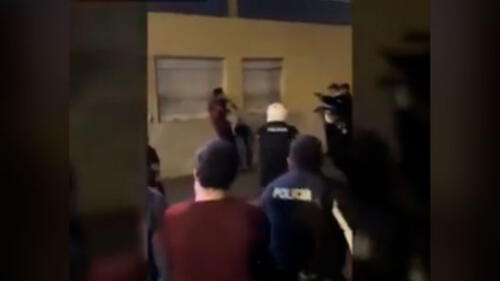 Apuñaló hasta la muerte a esposa embarazada ante gran grupo de policías Apuñaló hasta la muerte a esposa embarazada ante gran grupo de policías