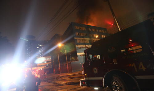Voraz incendio afecta edificio contiguo a la empresa Química Suiza 