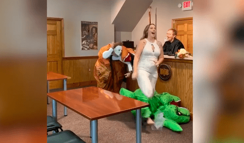 Novios aficionados a los disfraces se casan vestidos de dinosaurios