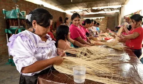 Los artesanos dominan la técnica del bordado a mano