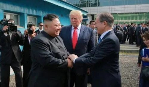 Imagen de archivo de la cumbre de los gobernantes de Corea del Sur, Moon Jae-in, y Corea del Norte, Kim Jong Un, con el entonces presidente de Estados Unidos, Donald Trump, en junio de 2018 en Singapur