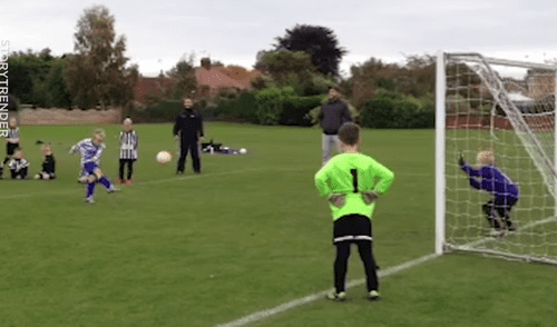 Facebook: Graban a niño pateando un penal y un detalle dejó sorprendido a todos [VIDEO]