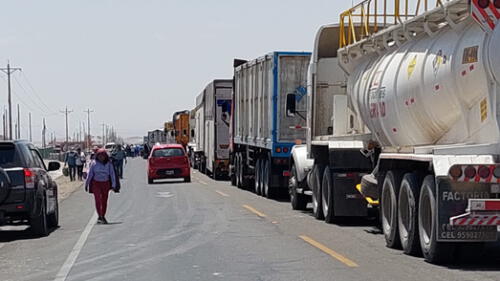 Vehículos detenidos en la Panamericana Sur. Foto: Wilder Pari/URPI-LR Vehículos detenidos en la Panamericana Sur.