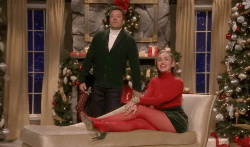 Miley Cyrus sorprende a Jimmy Fallon con villancico feminista [VIDEO]
