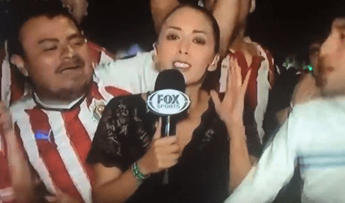 ¡Indignante! Reportera de Fox Sports fue manoseada por hinchas del Chivas [VIDEO]