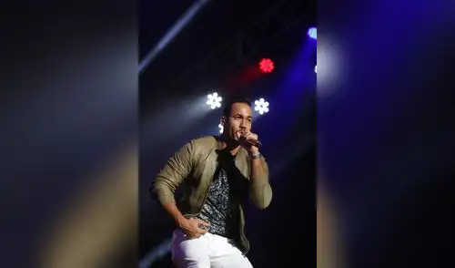 Hizo que fan toque sus partes íntimas Hizo que fan toque sus partes íntimas