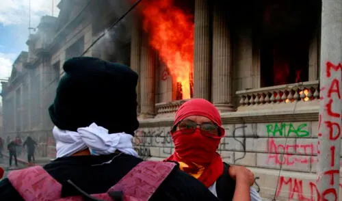 Manifestantes toman el Congreso de Guatemala y le prenden fuego durante protesta