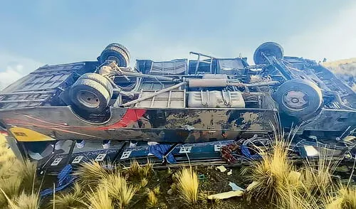 Así quedó. El bus dio vueltas de campana tras despistarse. Foto: difusión