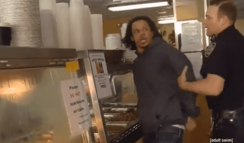 Facebook: graban momento exacto en que ladrón le roba un beso a policía que lo arrestó [VIDEO]