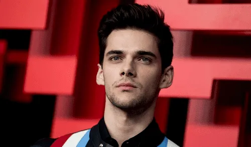 Élite: Miguel Bernardeu alborota las redes sociales robando beso a Álvaro Rico [VIDEO]