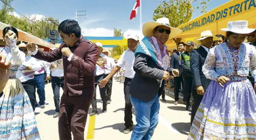 juntos. Ayer, Elmer Cáceres y su amigo Hugo Mendoza bailaron en el aniversario de Yura. juntos. Ayer, Elmer Cáceres y su amigo Hugo Mendoza bailaron en el aniversario de Yura.
