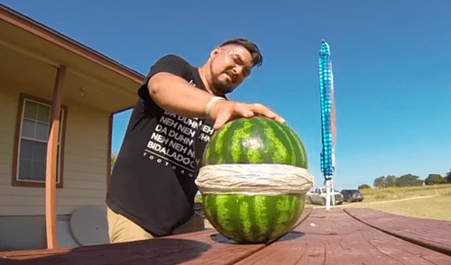 Facebook viral: realizan reto al colocar más de 300 ligas en sandía y no imaginaron lo que sucedería [VIDEO] 