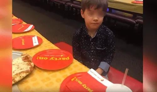 Final feliz para Teddy, el niño al que plantaron en su cumpleaños [VIDEO]