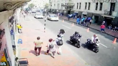 Sujetos en moto aparecen en escena, mientras que metros más allá lo esperaban para iniciar con el atraco. (Foto: Captura de video) balacera jirón Ocoña