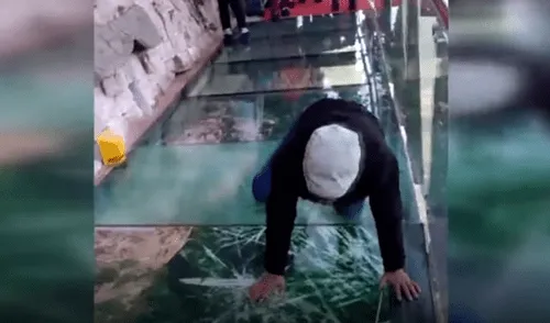 YouTube: terror en China por puente de cristal que ‘se rompe’ cuando caminan sobre él [VIDEO] 