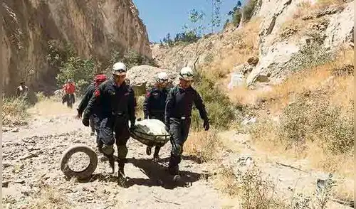 Invasores golpean a vigilante de terreno y  lanzan cuerpo a torrentera