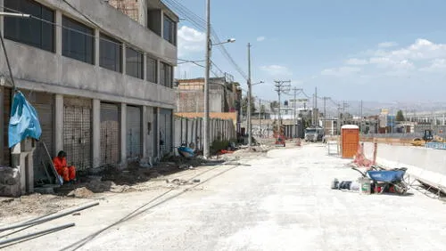 retraso.  El avance es lento en las  vías  auxiliares de la Variante. Incluso los obreros se dan  tiempo para  descansar.