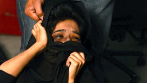 Mujer es golpeada por policía de la moral por no llevar bien puesto velo Mujer es golpeada por policía de la moral por no llevar bien puesto velo