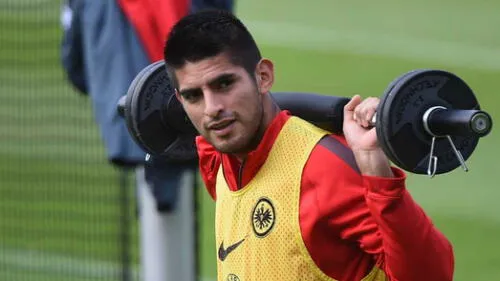 Carlos Zambrano defensa de la Selección Peruana