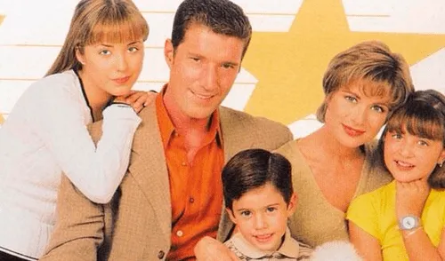 Anahí junto a Marcelo Busquets, Leticia Calderón, Daniela Luján y Rodrigo Soberón en El diario de Daniela. Foto: Televisa Anahí junto a Marcelo Busquets, Leticia Calderón, Daniela Luján y Rodrigo Soberón en El diario de Daniela. Foto: Televisa