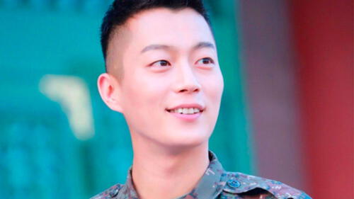 Doojoon de HIGHLIGHT protagoniza su primer photoshoot para WKorea tras salir del ejército. Doojoon de HIGHLIGHT protagoniza su primer photoshoot para WKorea tras salir del ejército.