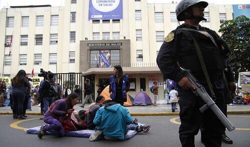 Pobladores de Cerro de Pasco se encadenan frente al Minsa [FOTOS]