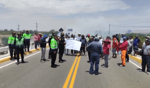 Agricultores del Valle de Sama bloquearon la carretera Panamericana, a la altura del puente de Sama