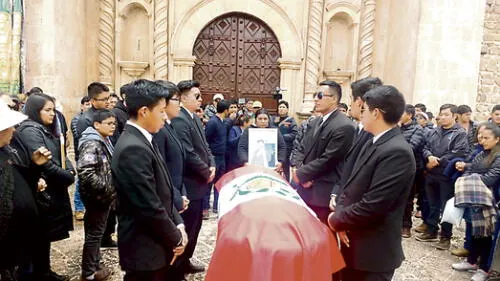 Dan último adiós a excongresista que falleció en accidente en Puno